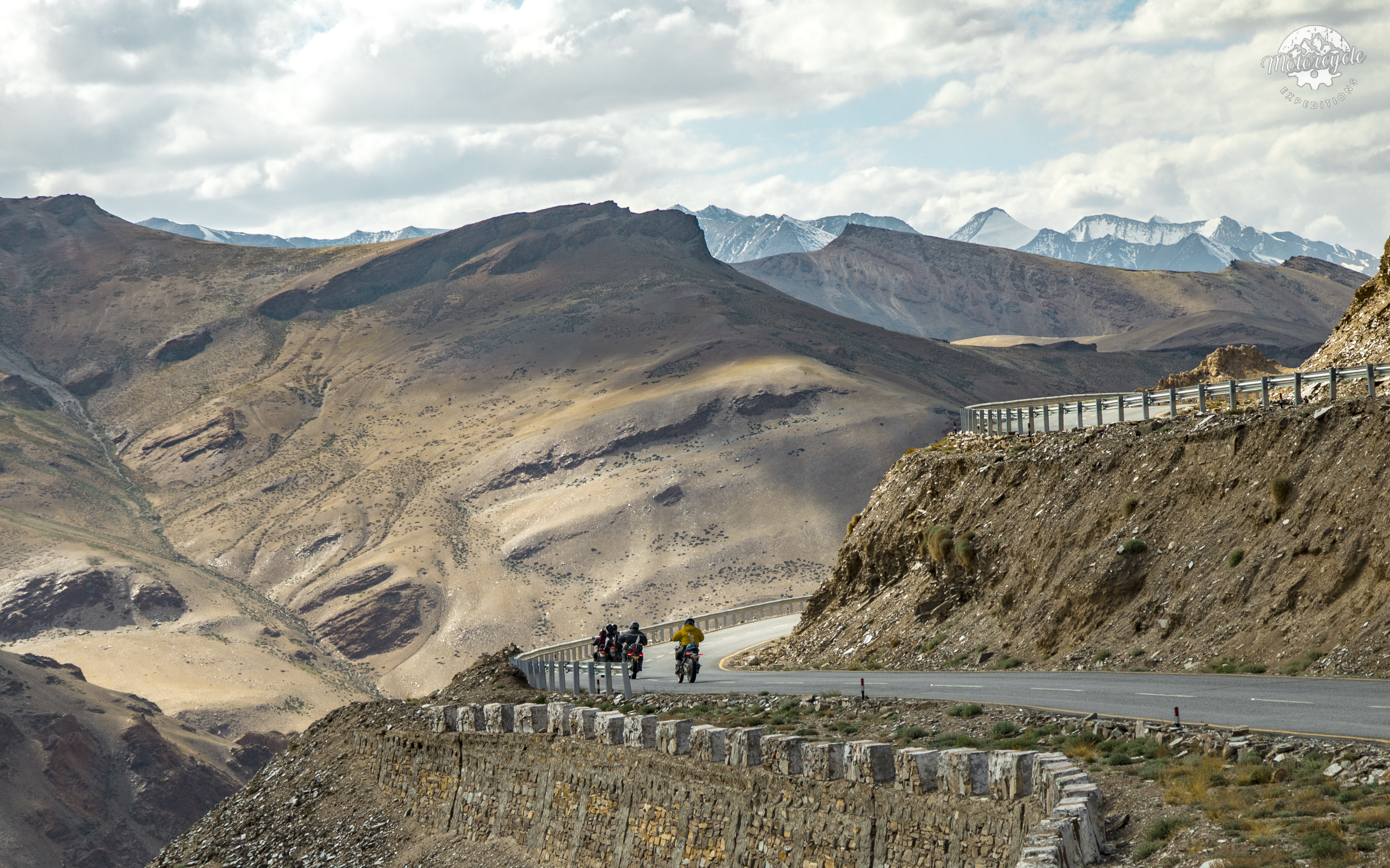 תמונת רכיבה מרשימה בהימלאיה